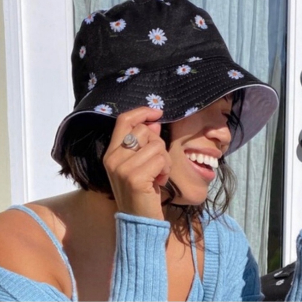 Alice and Olivia bucket hat